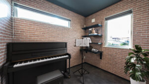 趣味を満喫できるレンガ調ピアノ室
