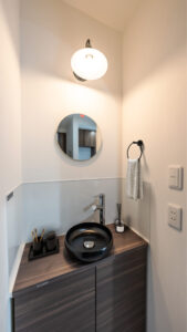 モダンな彩りの洗面所