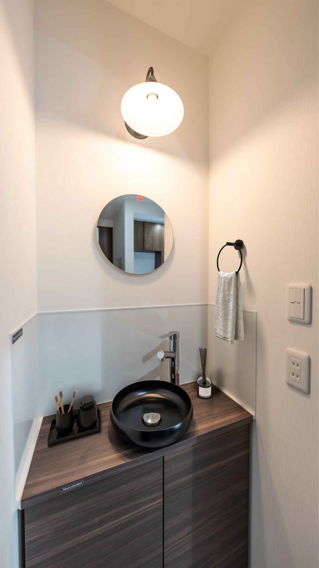 モダンな彩りの洗面所