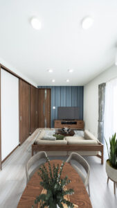 落ち着いたブルーのアクセント壁紙が映えるリビング