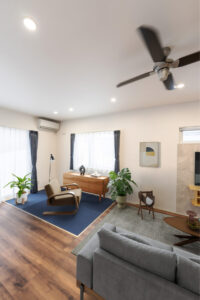 木のぬくもりと光が調和するリビング