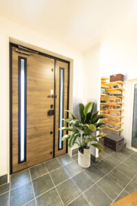 重厚感ある玄関と美しい収納の調和