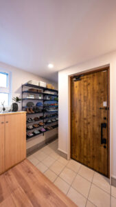 木のぬくもりと収納力を兼ね備えた、暮らしに寄り添う玄関