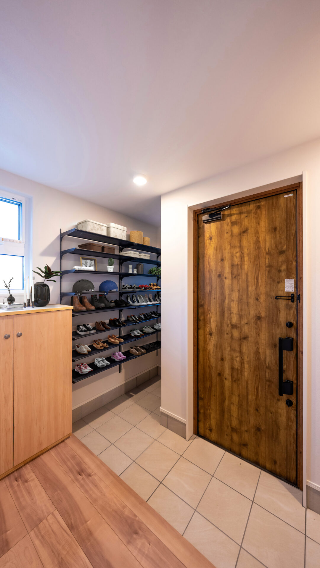 木のぬくもりと収納力を兼ね備えた、暮らしに寄り添う玄関