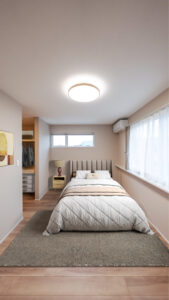 落ち着きと使いやすさを備えた寝室