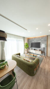 グレーのアクセント壁が映える洗練されたリビング