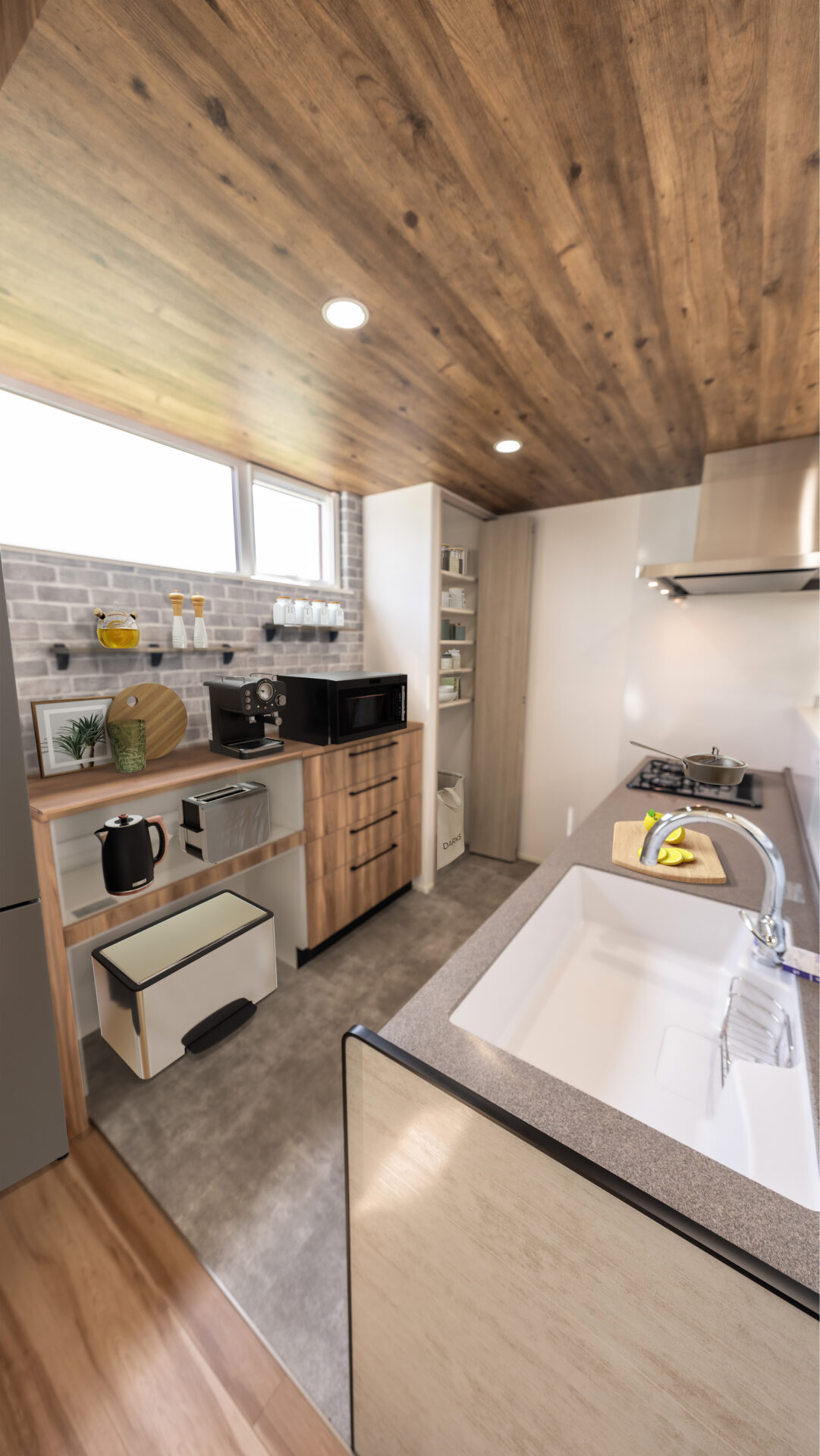 スタイリッシュな木調デザインが心地よいキッチン